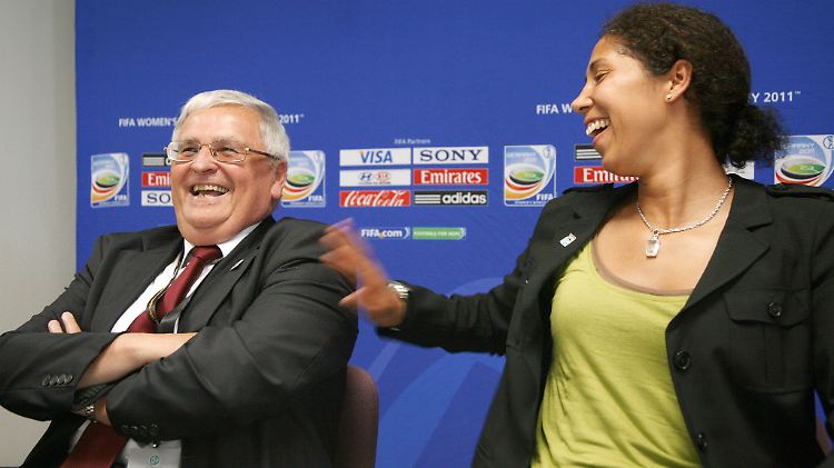 DFB-Präsident Theo Zwanziger und OK-Präsidentin für die WM 2011, Steffi Jones, wollen den Fans ein attraktives Angebot machen. (Archivbild von 2008)