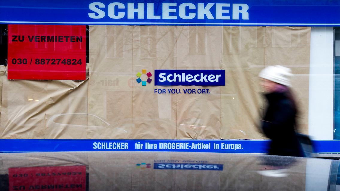 2012-02-29T133353Z_01_TPE04_RTRMDNP_3_SCHLECKER-FILING.JPG6840901407504314445.jpg