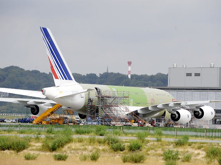 Noch nicht ganz fertig: In Hamburg-Finkenwerder wartet diese A380 auf den Rest der Innenausstattung. Die Heckflosse trägt bereits die Farben der Franzosen.