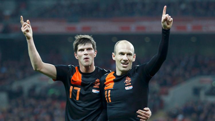 Erst traf Arjen Robben (r.), dann Klaas-Jan Huntelaar, dann wieder Robben. Am Ende stand ein niederländischer Sieg im englischen Fußballheiligtum Wembley.