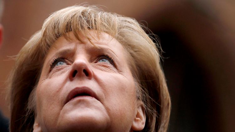 Kanzlerin Merkel hält einen größeren Schirm eigentlich nicht für notwendig.