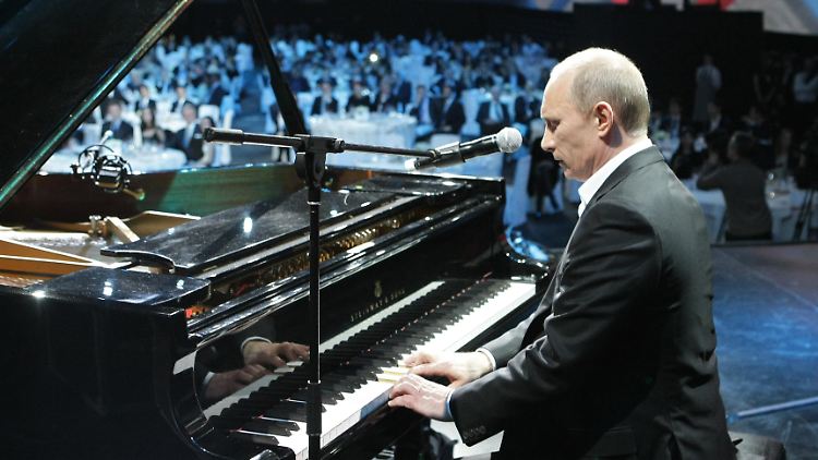 Mann am Klavier: Rap ist Putins Musikgeschmack offenbar nicht vereinbar. 