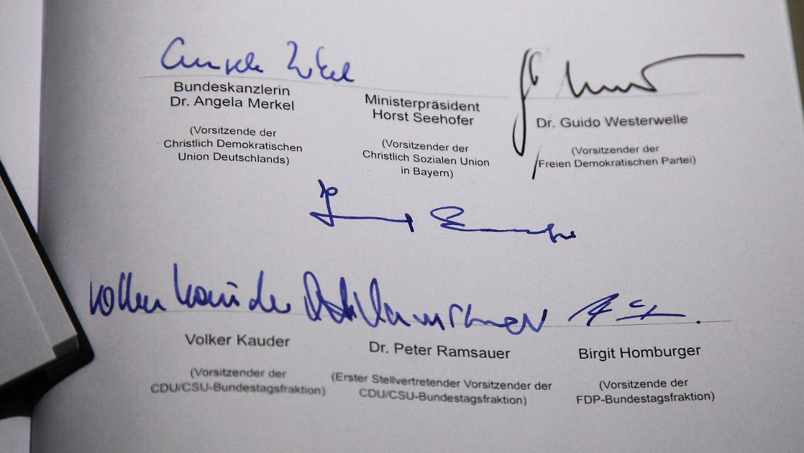 CSU-Chef Seehofer musste improvisieren - zwischen Merkels und Westerwelles Unterschrift war nicht mehr genug Platz.
