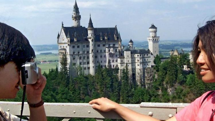 Touristen am Schloss Neuschwanstein: Bei den Übernachtungszahlen liegt Deutschland mit 394 Millionen vor Spanien, Italien, Frankreich und Großbritannien europaweit auf Platz eins.