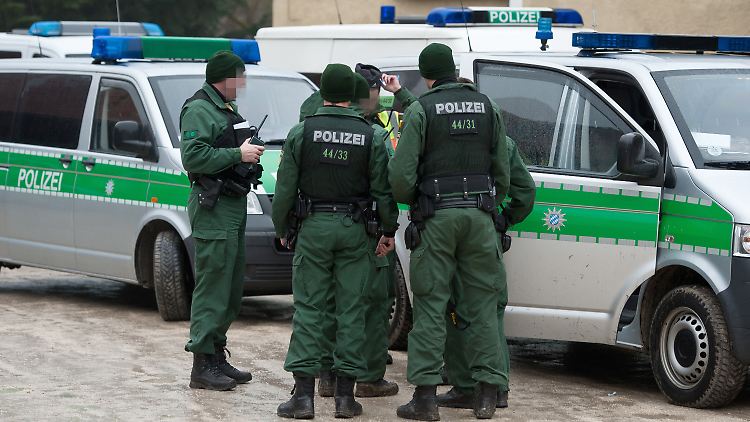 Einsatz vor einem Haus in Wiesent in der Oberpfalz.