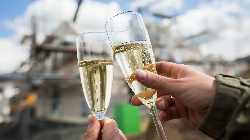 Wer-sich-ruhigen-Gewissens-auf-sein-Eigenheim-freuen-moechte-sollte-vor-dem-Immobilienkauf-alle-Vertraege-unabhaengig-rechtlich-pruefen-lassen