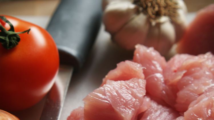 Geflügelfleisch ist besonders anfällig für Salmonellen und Campylobacter.