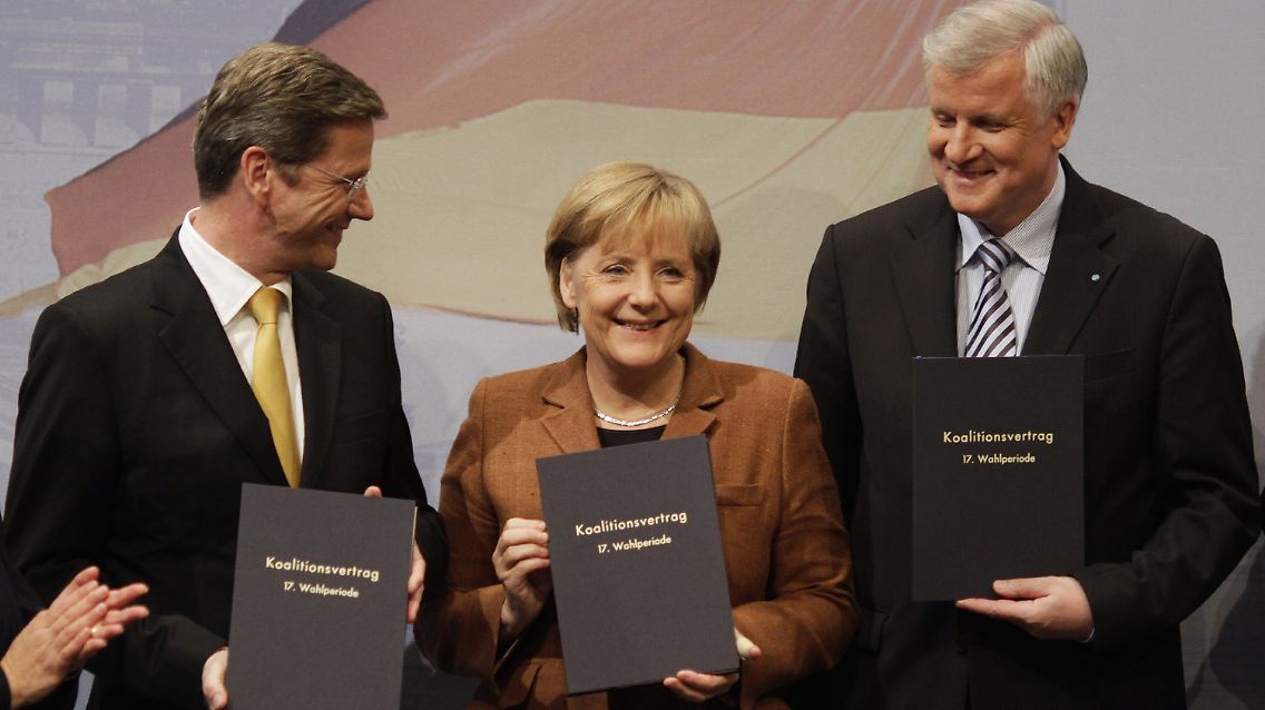 Anders als Gerhard Schröder und Joschka Fischer 1998, beim Start in die rot-grüne Koalition, stießen Merkel, Westerwelle und Seehofer nach der Unterzeichnung ihres Vertrags nicht mit Sekt, ...