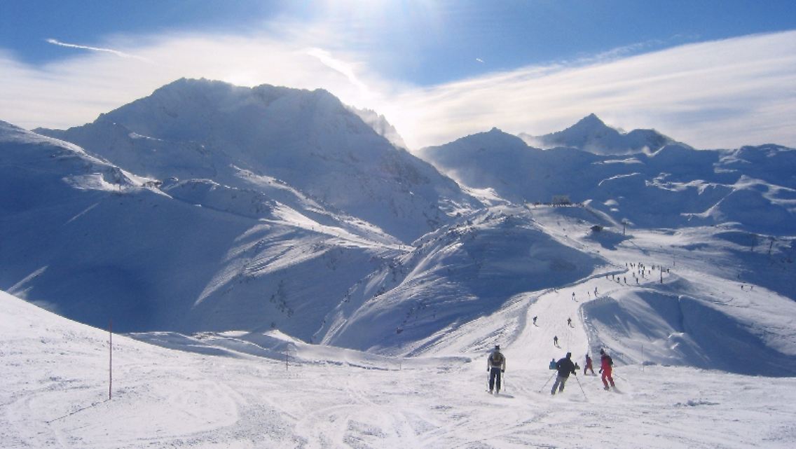 Skifahrer im Val Thorens im Skigebiet "Trois Vallées" ("Drei Täler").