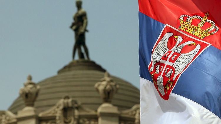 Die serbische Flagge vor dem Armee-Hauptquartier in Belgrad. 