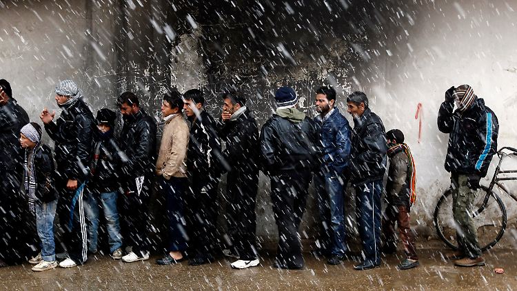 Die Not der Menschen wird immer größer. Bei Wind, Wetter und der Gefahr einschlagender Granaten stehen sie nach Brot an.