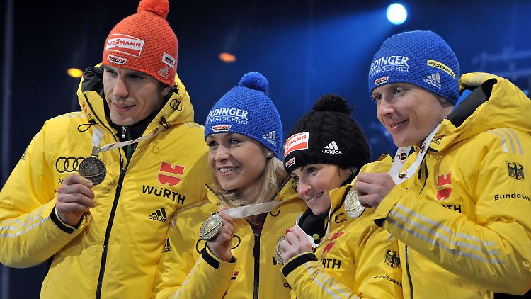Bei der Siegerehrung konnte das deutsche Team trotz des nicht ganz perfekten WM-Starts wieder lachen.