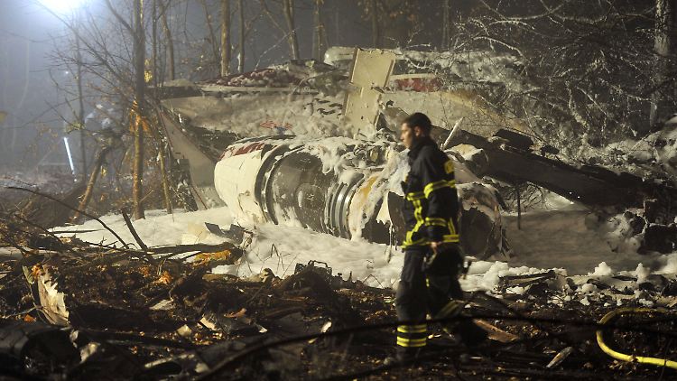 Feuerwehrleute haben das brennende Flugzeug mit Schaum gelöscht.