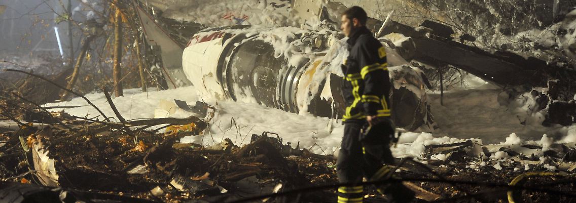 Feuerwehrleute haben das brennende Flugzeug mit Schaum gelöscht.