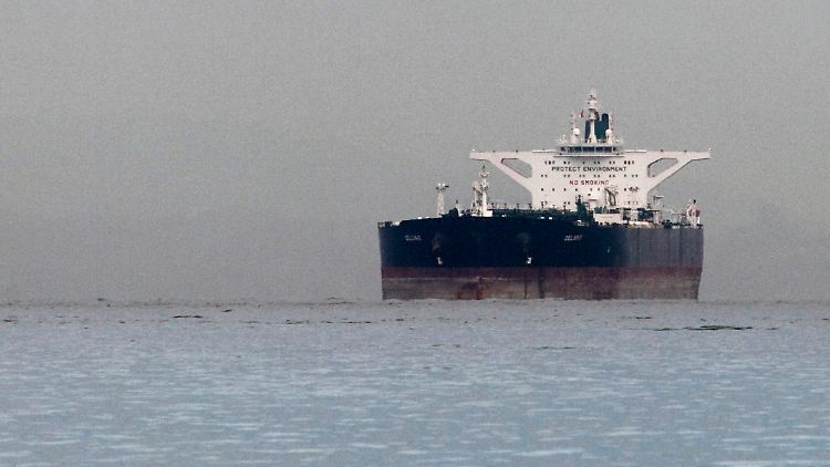 Verbindung zum Weltmarkt: Der iranische Öltanker "Delvar" ankert vor Singapur.