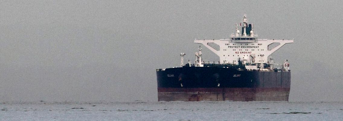 Verbindung zum Weltmarkt: Der iranische Öltanker "Delvar" ankert vor Singapur.