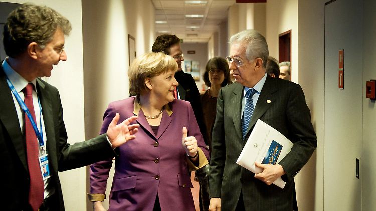 Es geht voran: Kanzlerin Angela Merkel im Gleichschritt mit Italiens Ministerpräsident Mario Monti.