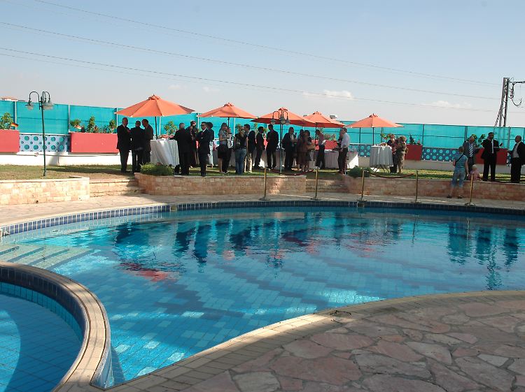 Swimmingpools gibt es auch im Westjordanland - dieses Bild entstand während des Empfangs der deutschen Repräsentanz am 3. Oktober in Ramallah.