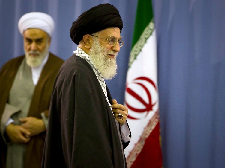 Ayatollah Ali Chamenei nach der Stimmabgabe.