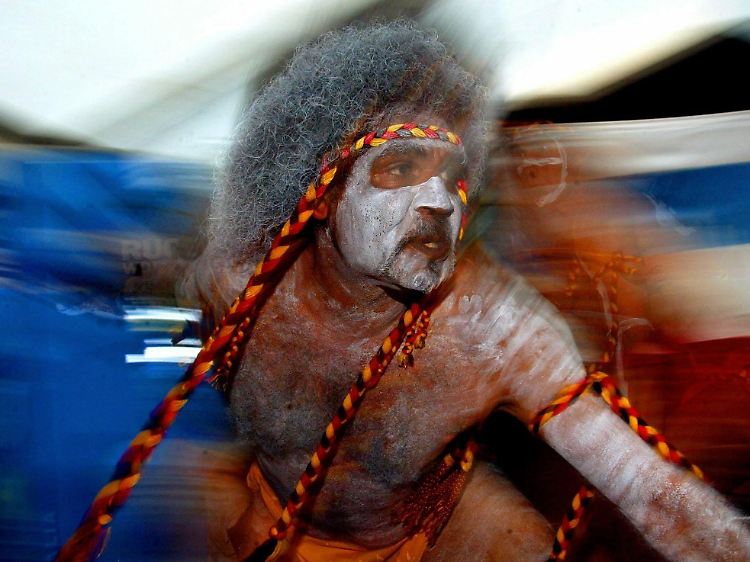 Richtig ist, dass die Aborigines bis heute mit einem Bumerang auf die Jagd gehen. Falsch ist, dass er aus Australien stammt.