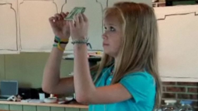 Naomi Schachter bringt den Kindern etwas über den richtigen Umgang mit Geld bei.
