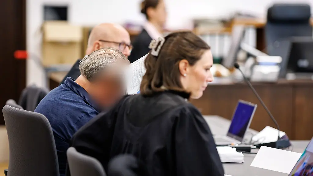Der-Angeklagte-wies-zu-Beginn-eines-Mordprozesses-am-Landgericht-Nuernberg-Fuerth-die-Schuld-am-Tod-eines-42-Jaehrigen-von-sich