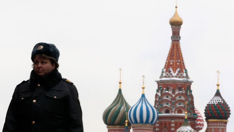 Allzeit wachsam: ein weiblicher Offizier vor dem Kreml in Moskau.