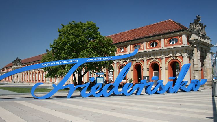 Der Alte Fritz dominiert Potsdam das ganze Jahr über: Hinweise auf die "Friederisiko"-Ausstellung finden sich an einigen Stellen, hier vor dem früheren Marstall.