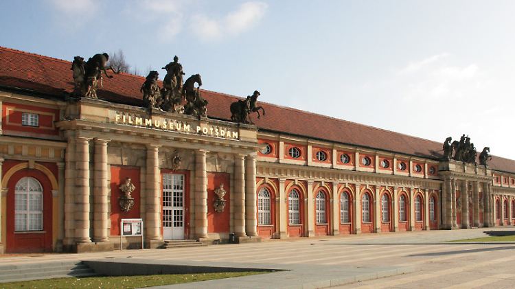 Das Filmmuseum Potsdam ist im alten Marstall untergebracht - in diesem Jahr ist dort eine Ausstellung zu Friedrich dem Großen im Film zu sehen.