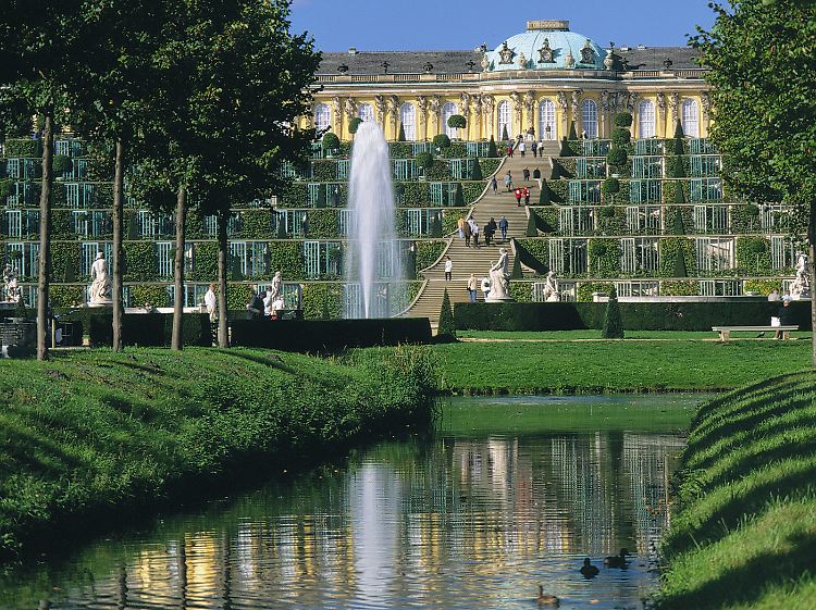 Das Lieblingsschloss Friedrichs des Großen: Sanssouci ließ er sich zum Beginn seiner Regierungszeit bauen. Dort wollte er auch begraben werden.