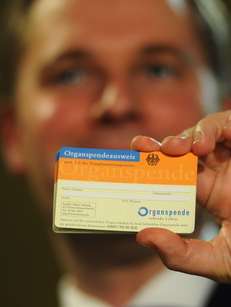 Gesundheitsminister Bahr wirbt dafür, Organe nach dem Tod zu spenden.
