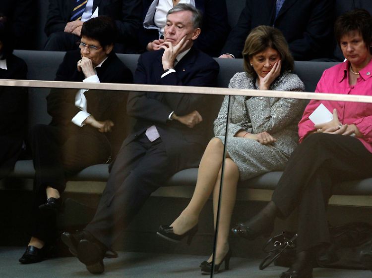 Auf den Zuschauerbänken: Bundespräsident Köhler, links von ihm die langjährige Bundestagspräsidentin Rita Süssmuth, rechts die Präsidentin des Zentralrats der Juden, Charlotte Knobloch.