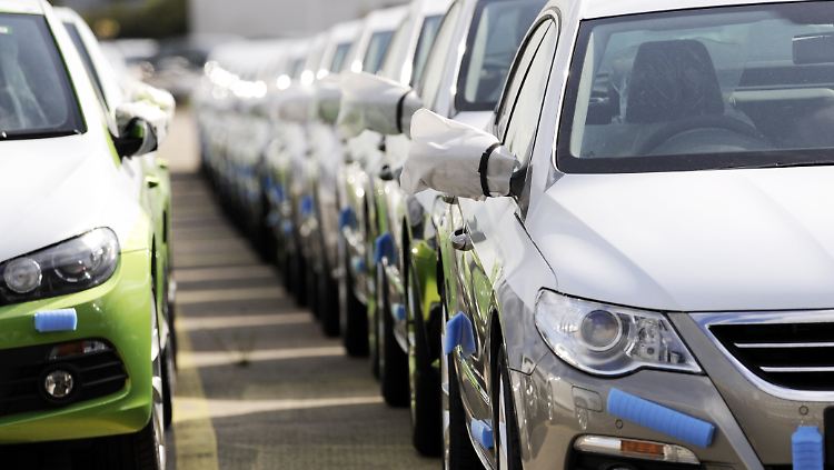 Wer mit dem Neuwagen nicht einverstanden ist, muss das schon bei der Übergabe reklamieren.