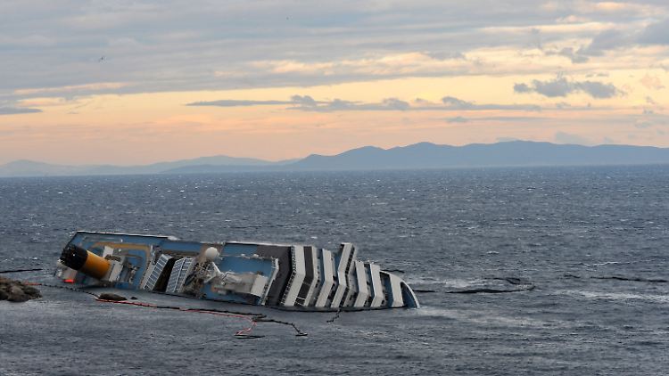 Das Wrack der Costa Concordia liegt seit fast zwei Monaten vor der Küste der Insel Giglio.
