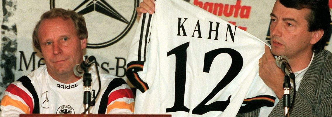 Mittendrin: Wolfgan Niersbach im Jahr 1996 mit dem damaligen Bundestrainer Hans-Hubert Vogts.