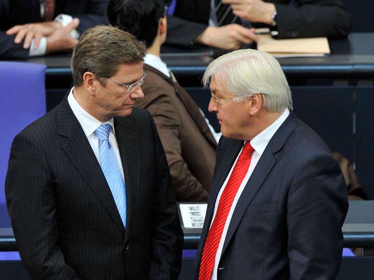 Der alte und der neue Außenminister: Guido Westerwelle im Gespräch mit Frank-Walter Steinmeier.