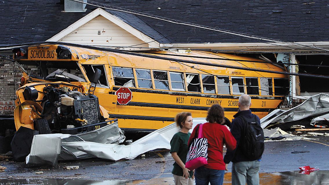 In Henryville wird ein Schulbus in ein Haus gedrückt.