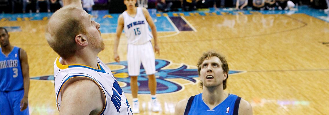 Kaman (l.) punktet, Nowitzki kann nur zuschauen.