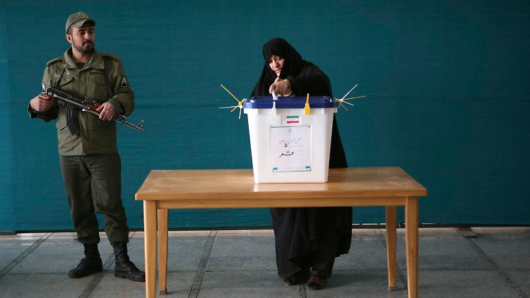 Eine Frau gibt in Ghom ihre Stimme ab.