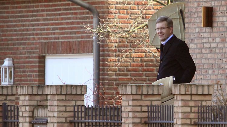 Wulff vor seinem Haus in Großburgwedel.