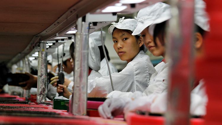 Apple ist nicht der einzige Konzern, der von den Niedriglöhnen bei Auftragsfertigern wie Foxconn profitiert.