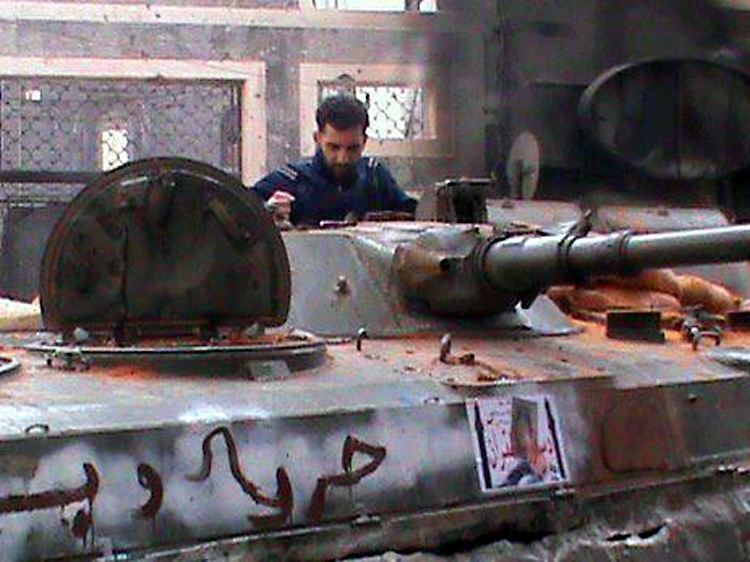 Die Oppositionellen (im Bild ein syrischer Freiheitskämpfer) kämpfen verzweifelt gegen die Armee, die Assad untersteht.