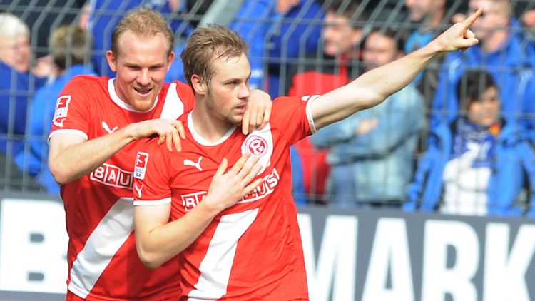 Die Düsseldorfer Tobias Levels (l.) und Maximilian Beister bejubeln den Treffer zum 2:0.