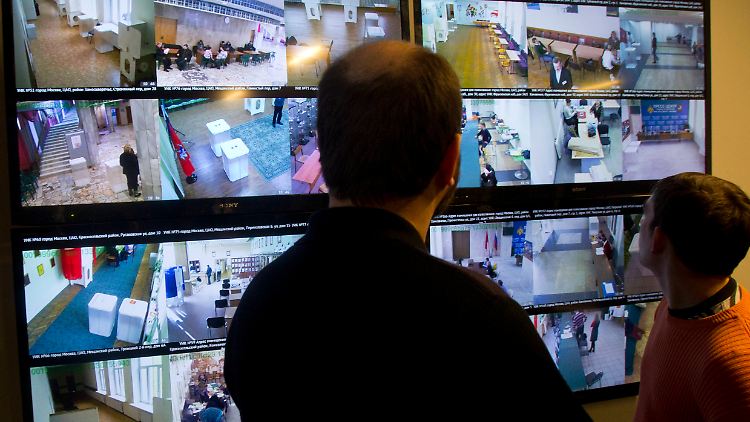 Um den Fälschungsvorwurf zu entkräften, hat die russische Regierung Kameras in den Wahllokalen anbringen lassen.