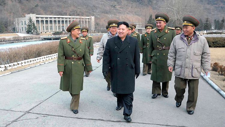 Nordkoreas machthaber Kim Jong Un (M.) besucht eine Raketenbasis.