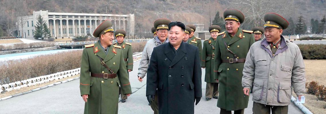 Nordkoreas machthaber Kim Jong Un (M.) besucht eine Raketenbasis.