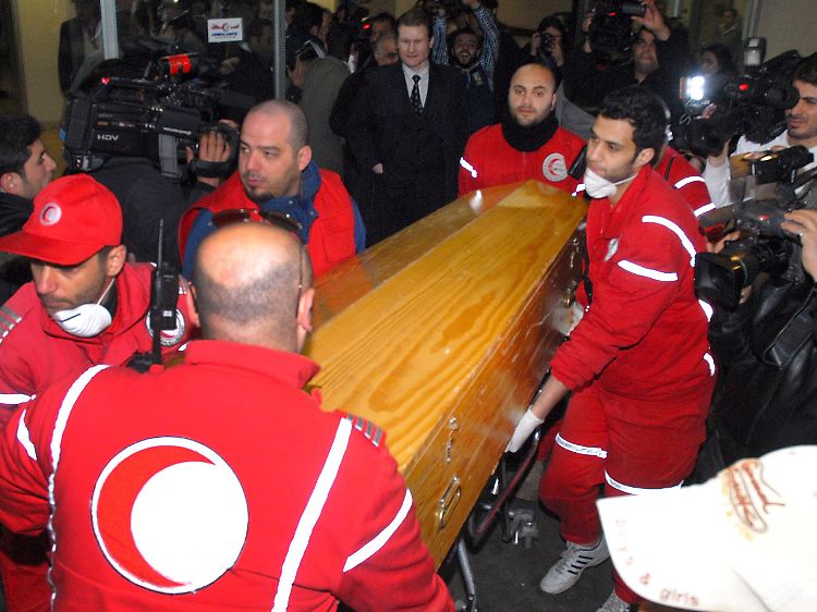 Mitarbeiter des "Roten Halbmndes" tragen den Sarg der getöteten US-Journalistin Marie Colvin.