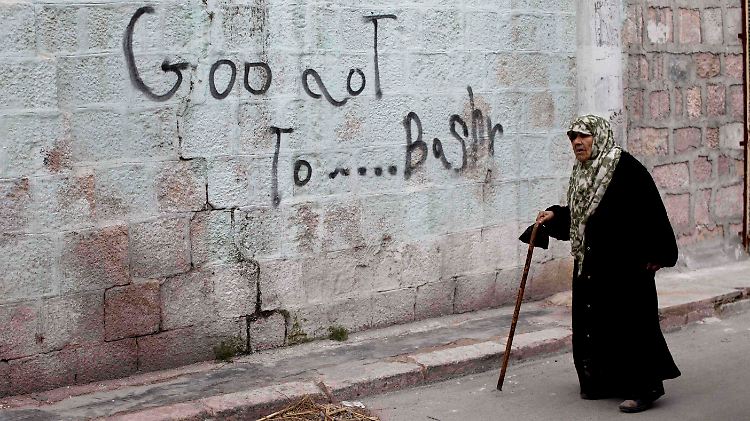"Geh raus, Bashar" steht in gebrochenem Englisch auf einer Wand in  Idlib im Norden Syriens.