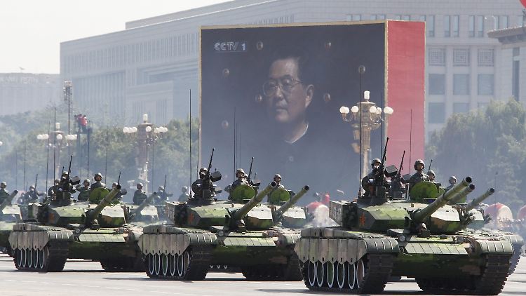 Panzer auf einer Militärparade in Peking.
