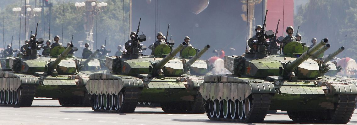 Panzer auf einer Militärparade in Peking.